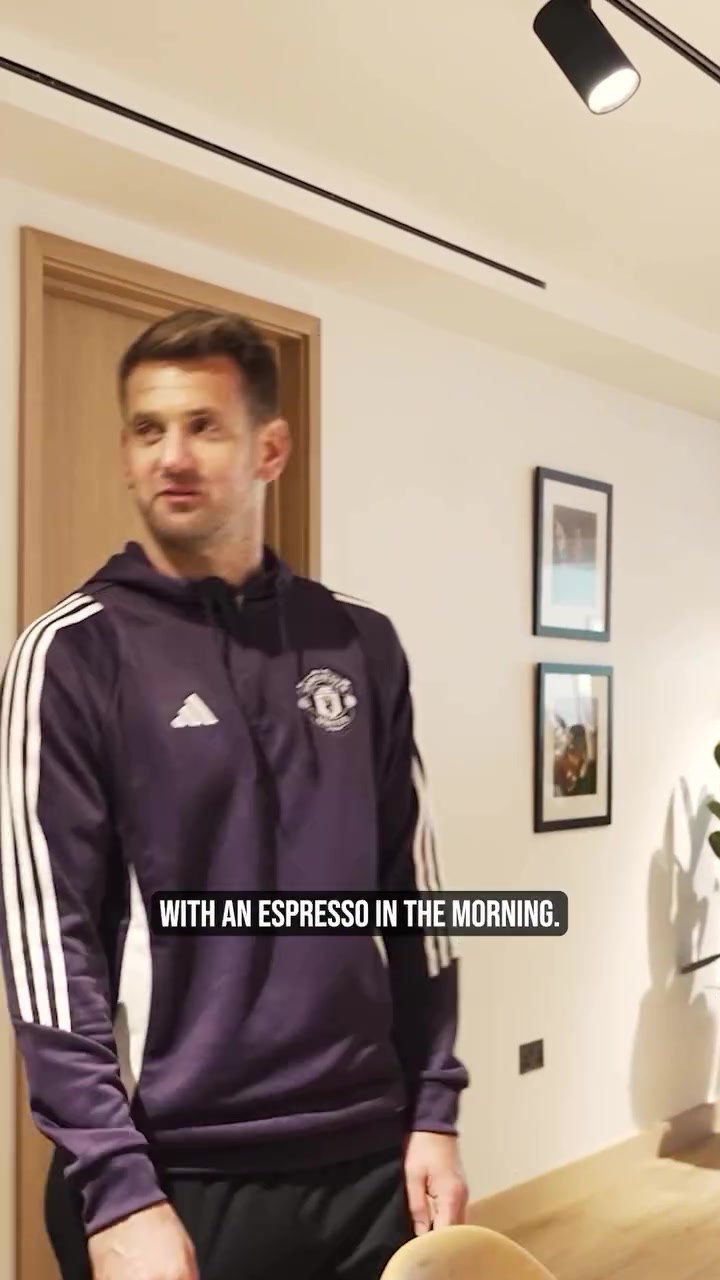 开云注册平台-5000万英镑翻新！德里赫特、希顿带球迷云参观卡灵顿基地