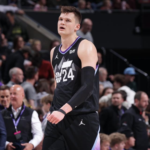 开云注册平台-摆烂新高度！最铁之人稳坐首发 吃饼中锋狂扔三分