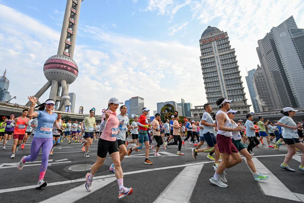 开云足球-深一度｜从“卷”到“暖”，上海半马这样跑过十年